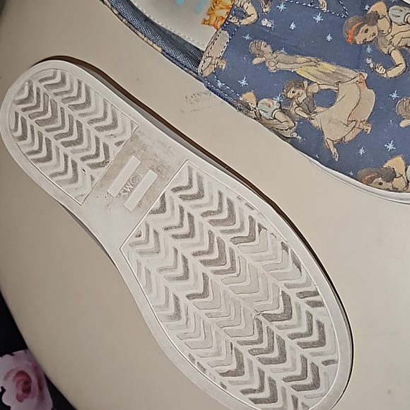 Tom's Disney Sneakers - Picture 4 of 5